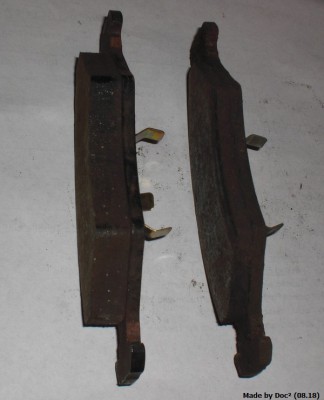 Bremsbelag, neuwertig vs angefahren.JPG Bremsbelag, neuwertig vs angefahren.JPG