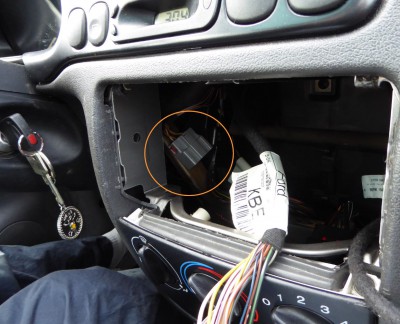 Kabeklbuchse_ohne_Stecker_im_Radioschacht.jpg Kabeklbuchse_ohne_Stecker_im_Radioschacht.jpg
